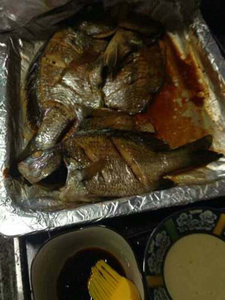 万州烤鱼,然后打开锡纸再刷上少许酱油和色拉油,两次入烤箱烤10分钟。