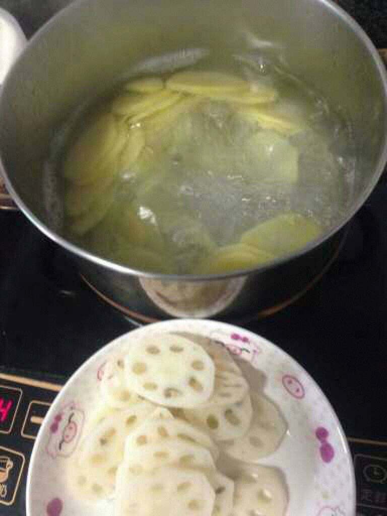 万州烤鱼,莲藕和土豆煮一会,