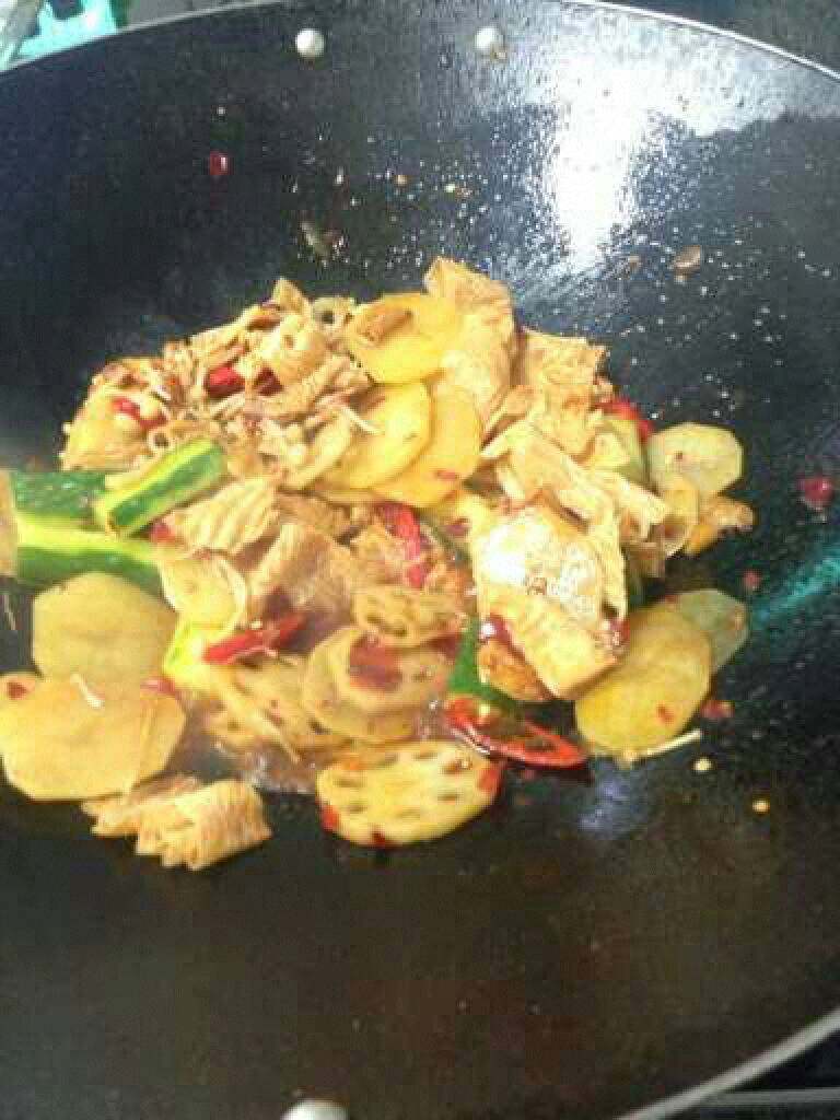 万州烤鱼,再准备好的配菜一起炒,加入一些开水焖3分钟,加入鸡精和盐。