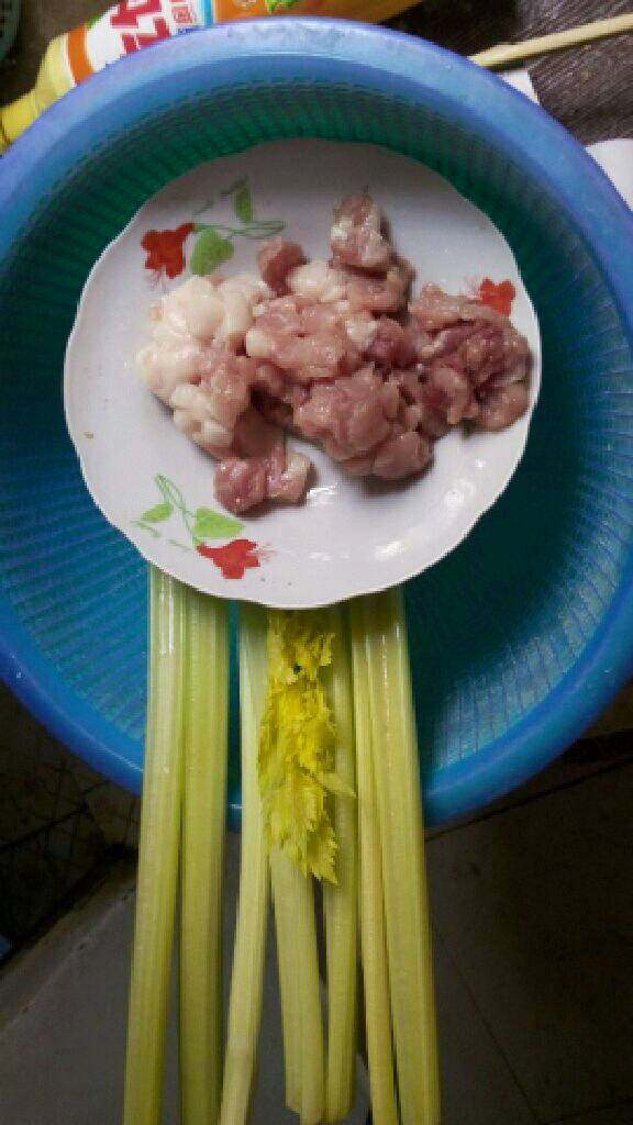 芹菜小炒肉,准备材料，<a style='color:red;display:inline-block;' href='/shicai/ 125'>芹菜</a>切小段