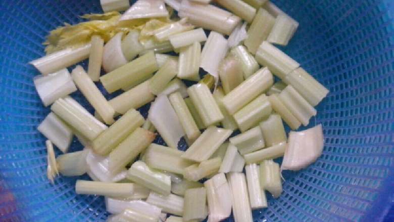 芹菜小炒肉,喜欢软一点可以煮久一点。差不多就行了。淋干水。