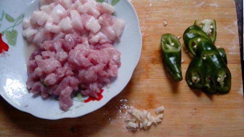 芹菜小炒肉,<a style='color:red;display:inline-block;' href='/shicai/ 61'>青椒</a>切小，肥<a style='color:red;display:inline-block;' href='/shicai/ 429'>瘦肉</a>分开，蒜拍碎，