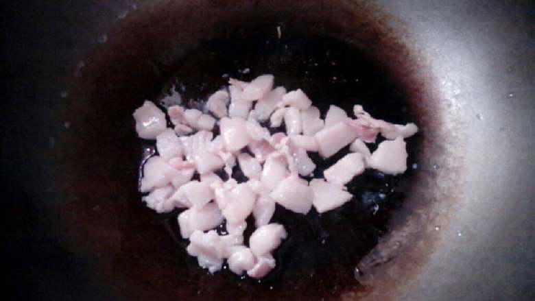 芹菜小炒肉,热锅放入肥肉炸出油。