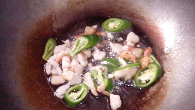 芹菜小炒肉,再倒入青椒和蒜小火爆香