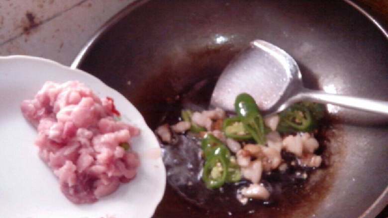 芹菜小炒肉,放入瘦肉，