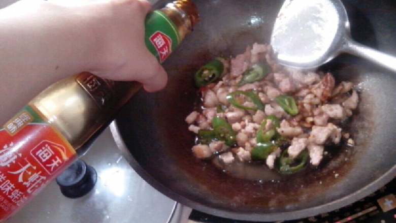 芹菜小炒肉,瘦肉炒熟加点<a style='color:red;display:inline-block;' href='/shicai/ 721'>蚝油</a>炒入味