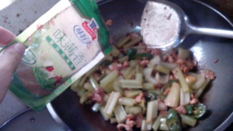 芹菜小炒肉,放点<a style='color:red;display:inline-block;' href='/shicai/ 190518'>调味料</a>粉