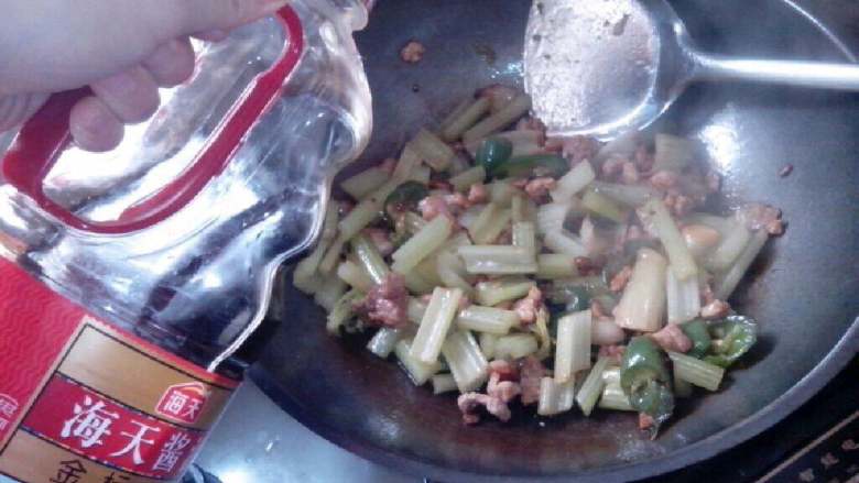 芹菜小炒肉,再放点<a style='color:red;display:inline-block;' href='/shicai/ 788'>生抽</a>