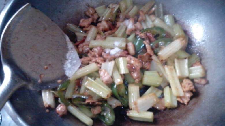 芹菜小炒肉,放点盐和<a style='color:red;display:inline-block;' href='/shicai/ 813'>鸡粉</a>