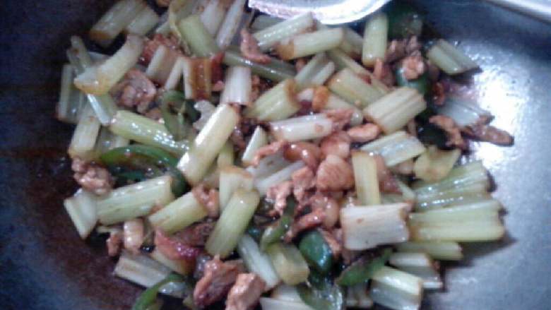 芹菜小炒肉,炒均匀入味即可出锅