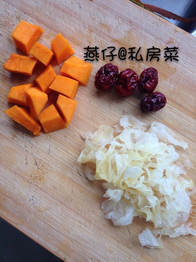 南瓜红枣银耳羹,如图把<a style='color:red;display:inline-block;' href='/shicai/ 53'>南瓜</a>和<a style='color:red;display:inline-block;' href='/shicai/ 232'>银耳</a>洗净切小块，<a style='color:red;display:inline-block;' href='/shicai/ 2470'>红枣</a>洗净。