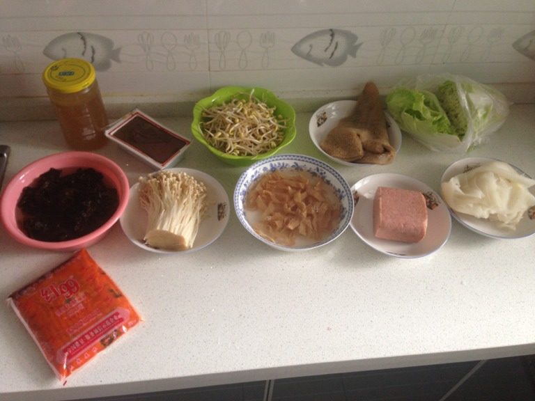 毛血旺,准备好所需的菜品