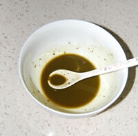 和风提拉米苏,2勺抹茶粉加热水融化,放凉后加一勺朗姆酒待用