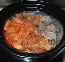蕃茄牛腩汤,加番茄，<a style='color:red;display:inline-block;' href='/shicai/ 866'>冰糖</a>，<a style='color:red;display:inline-block;' href='/shicai/ 715'>白醋</a>，再次煮开后转小火炖2小时以上，出锅前加盐调味即可