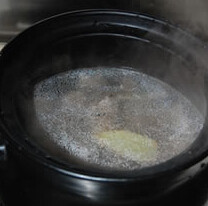 蕃茄牛腩汤,油锅爆香<a style='color:red;display:inline-block;' href='/shicai/ 37'>姜</a>片后下牛腩翻炒片刻，转入砂锅加半锅水烧开
