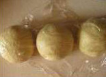 奶酪吐司,基础发酵2。5倍大,排气,分割三份,滚圆,2次发酵15分钟
