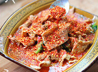 水煮肉片,煮好的肉片,盛入垫好菜的碗中,洒上事先磨好的花椒粉,<a style='color:red;display:inline-block;' href='/shicai/ 761'>辣椒粉</a>