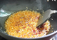 水煮肉片,烹入<a style='color:red;display:inline-block;' href='/shicai/ 46964'>郫县豆瓣酱</a>,炒香出色