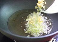 水煮肉片,热锅,下入<a style='color:red;display:inline-block;' href='/shicai/ 848'>菜籽油</a>、白猪油,即成混合油烹入姜、蒜、大葱末煸香