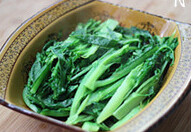 水煮肉片,沸水锅里下入凤尾加入盐,变色时即刻捞出,盛入碗里