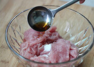 水煮肉片,将<a style='color:red;display:inline-block;' href='/shicai/ 4430'>里脊肉</a>切成薄片，加盐，<a style='color:red;display:inline-block;' href='/shicai/ 718'>料酒</a>拌均