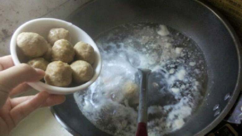 酸辣汤面(火锅),瘦肉差不多熟放入牛肉丸