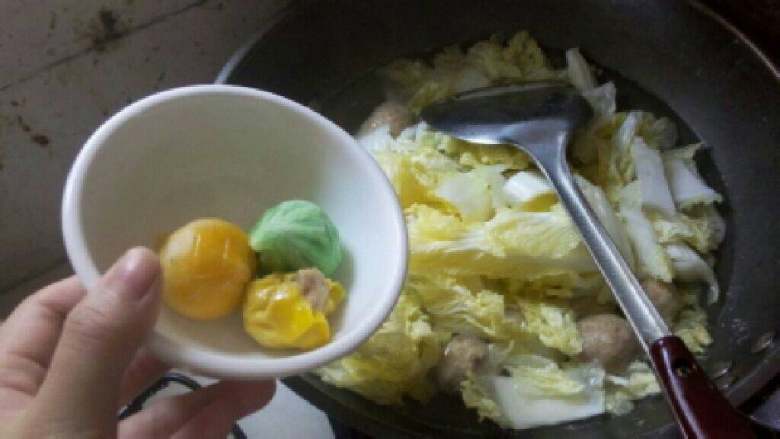 酸辣汤面(火锅), 青菜熟后再放入肉丸子,这个容易熟烫一下就好了