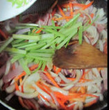 培根炒面,待洋葱软后下入<a style='color:red;display:inline-block;' href='/shicai/ 125'>芹菜</a>继续翻炒