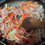 培根炒面,油锅中下入<a style='color:red;display:inline-block;' href='/shicai/ 443'>培根</a>翻炒香后放入<a style='color:red;display:inline-block;' href='/shicai/ 29'>洋葱</a>和<a style='color:red;display:inline-block;' href='/shicai/ 25'>胡萝卜</a>翻炒；