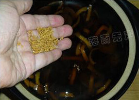 冰镇酸梅汤,再往砂锅注满温水继续熬第二遍，加入干桂花搅拌