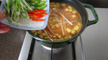 韩式大酱汤 ,下入<a style='color:red;display:inline-block;' href='/shicai/ 234'>金针菇</a>和其他鲜蘑菇,再次煮沸后,下入葱段和辣椒段