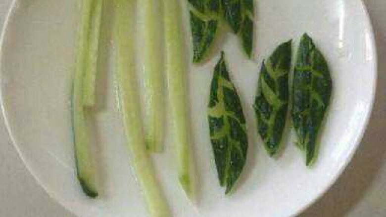 (宝宝铺食妈妈做)向日葵炒饭,把<a style='color:red;display:inline-block;' href='/shicai/ 54'>黄瓜</a>瓤切成长条做花茎,火锅皮刻成叶子的形状