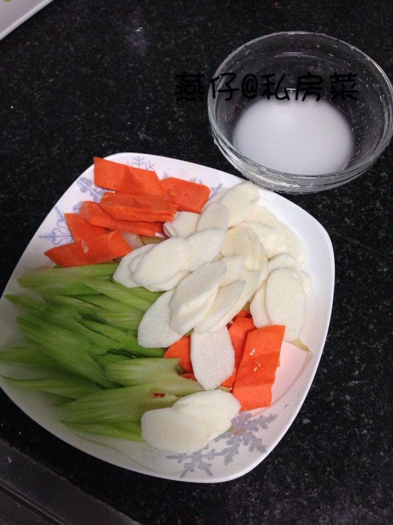 清炒山药,如图将食材去皮洗净,切薄片,<a style='color:red;display:inline-block;' href='/shicai/ 2591'>地瓜粉</a>加水调好,备用。