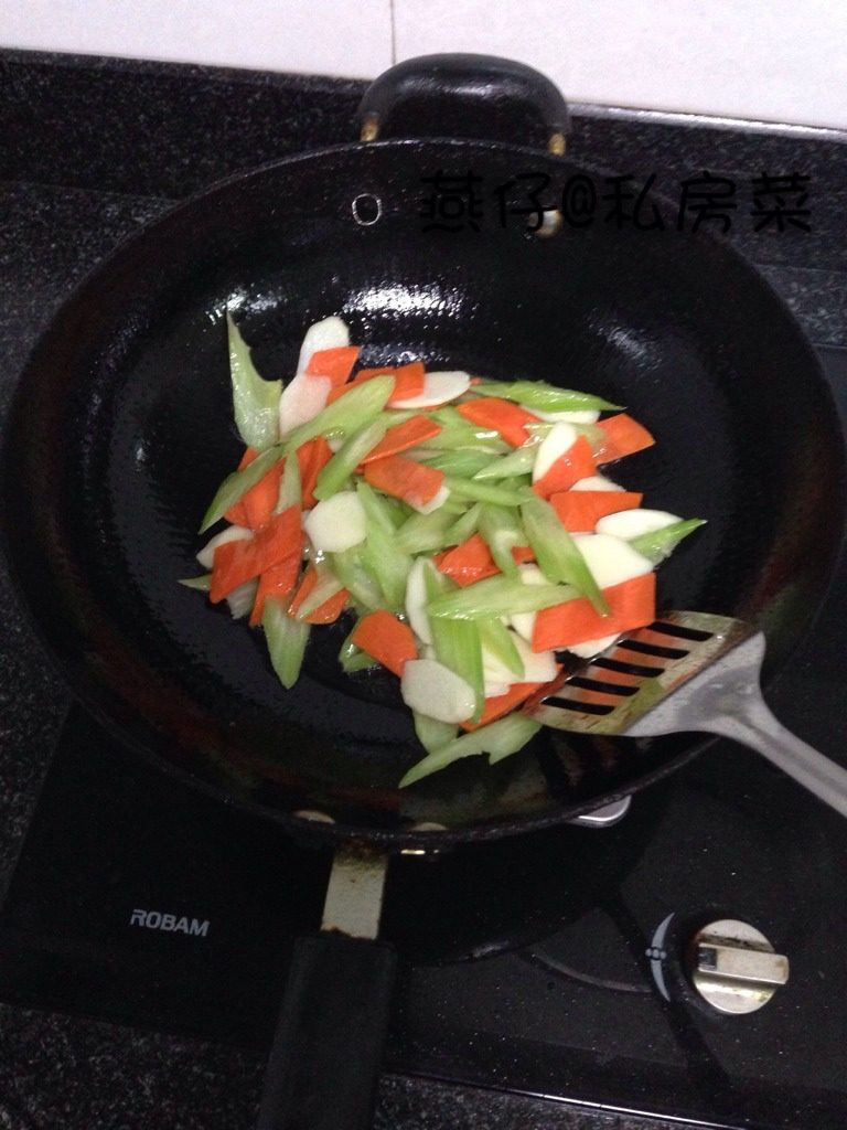 清炒山药,如图锅里倒入适量的油,待锅烧到八成热时,倒入食材快速翻炒,加入盐翻炒均匀后,倒入淀粉水,翻炒均匀最后加入味精,再次翻炒后出锅。