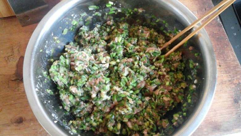 韭菜肉馅饺子,混合一起充分搅匀