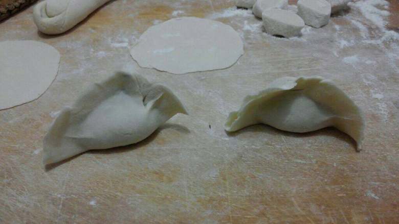 韭菜肉馅饺子,包馅,封边