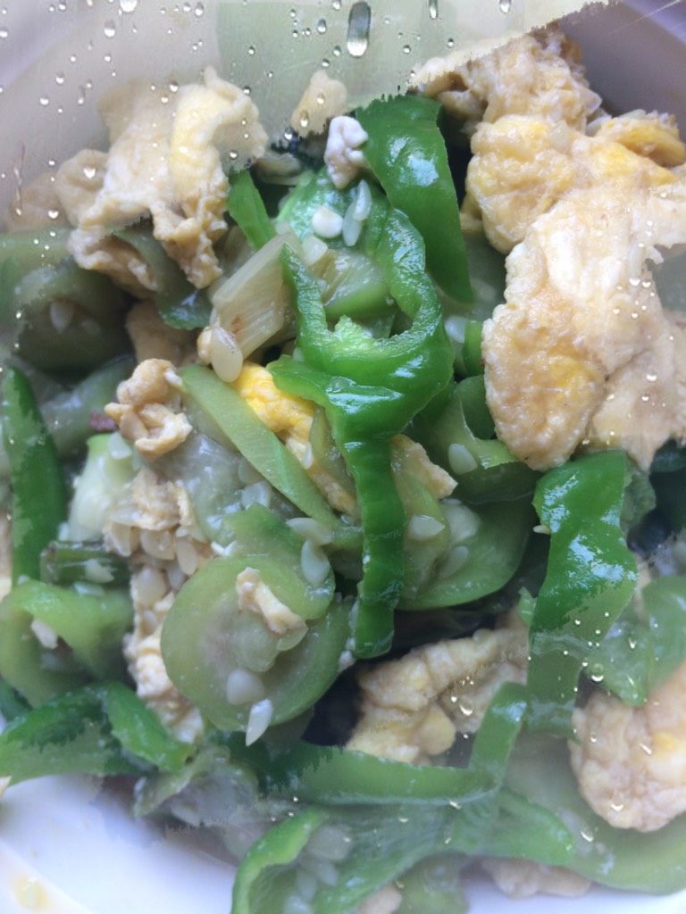 丝瓜炒蛋,将<a style='color:red;display:inline-block;' href='/shicai/ 57'>丝瓜</a>切片，辣椒切条，葱切丝