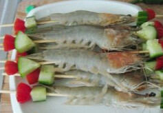 香烤醉虾,将大虾用酒加2勺盐，腌制过夜后穿起来