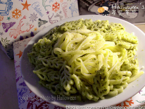 绿叶意面,宽扁型意面煮8-10分钟后捞出沥水摆在盘中央，周围铺上绿叶面。撒上<a style='color:red;display:inline-block;' href='/shicai/ 62016'>芝士粉</a>
