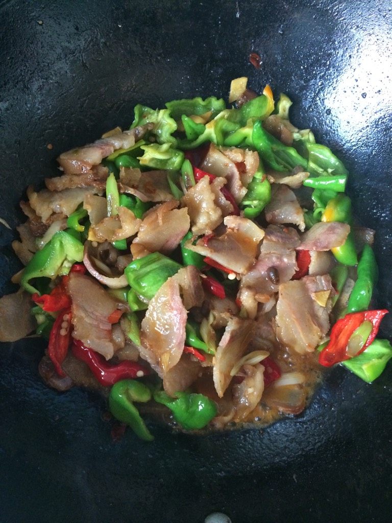青椒辣肉,起锅加少许油，将腊肉下锅，炒出油，肉开卷儿，加葱姜蒜炒香，加豆瓣酱炒香，倒少许生抽，下入青红椒片，调味