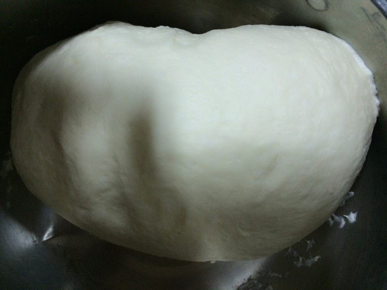 蛋香葱花饼,温水加盐和面,醒二十分钟