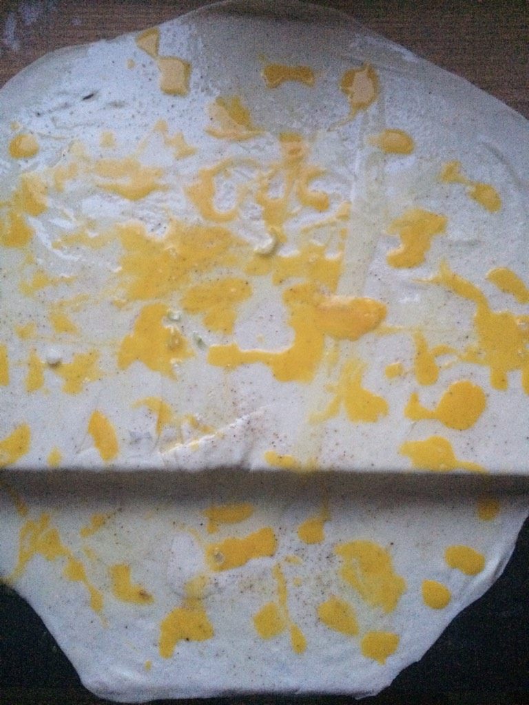 蛋香葱花饼,如图将醒好的面擀成面饼，依次加入盐，花椒粉，油，<a style='color:red;display:inline-block;' href='/shicai/ 9'>鸡蛋</a>液，葱花，最后撒一层<a style='color:red;display:inline-block;' href='/shicai/ 519'>面粉</a>