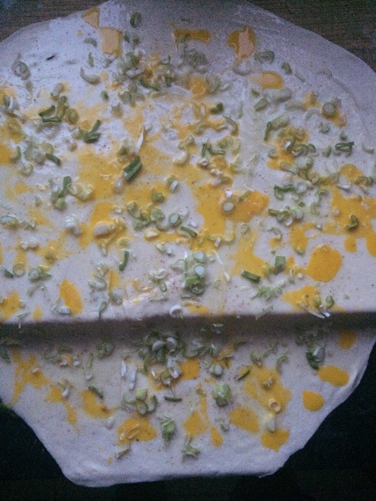 蛋香葱花饼,卷成长卷,盘圆,擀圆