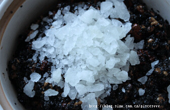 红枣核桃阿胶糕,盖好盖子，用大火蒸15分钟，放入冰糖，小火蒸一个半小时，完全蒸透就可以了