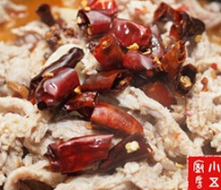 水煮肉片,将干辣椒与花椒放入容器，倒入汤汁