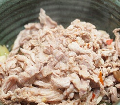 水煮肉片,将猪肉片分几次下锅，煮熟后捞起放容器中