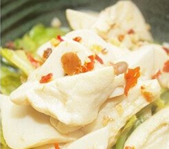 水煮肉片,下豆腐，将煮熟的豆腐捞起，放入容器中