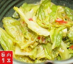 水煮肉片,下包菜片，将煮熟的包菜捞起，放入容器中