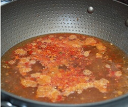 水煮肉片,转大火，加入清水煮开，加点盐调味