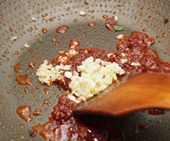 水煮肉片,原锅下蕲县豆瓣、蒜蓉和姜粒，用小火炒出红油与香味